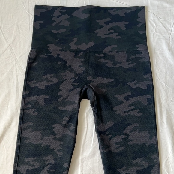 SPANX LOOK AT ME NOW BLACK CAMO LEGGING Size M - Picture 10 of 14